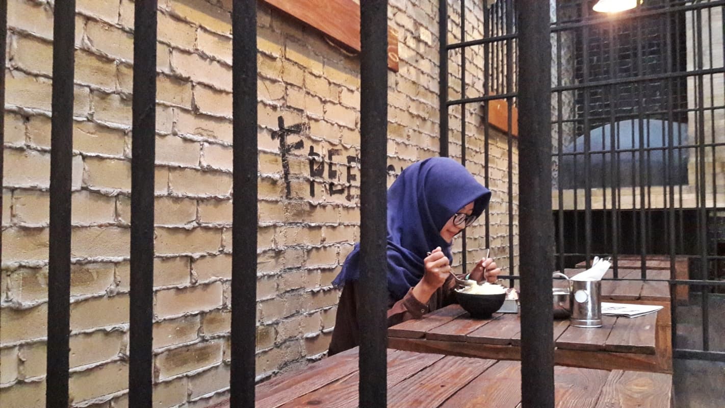 Bong Kopitown Yogyakarta, Restoran yang Tawarkan Sensasi Makan seperti Pesakitan di Dalam Bui