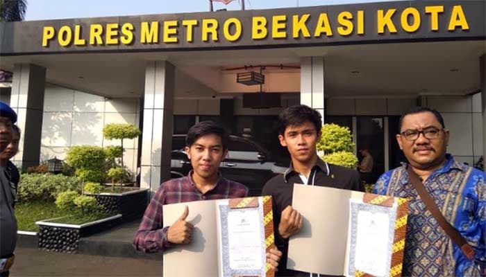 Irfan dan Rofiq dapat penghargaan. (Poskotanews.com)