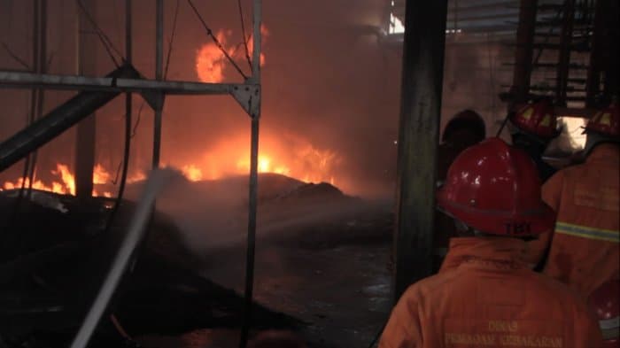 Suasana pabrik styrofoam saat terbakar. (Suara Merdeka/Apit Yulianto)