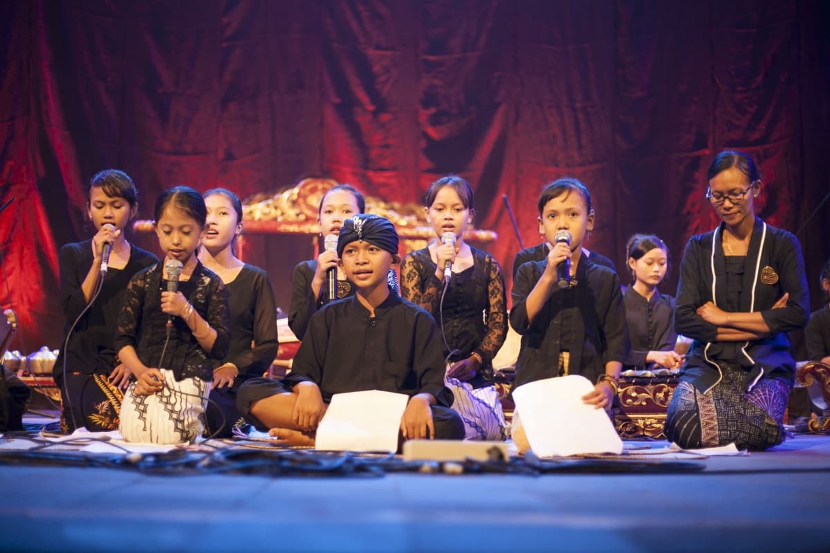 Anak-anak menyanyikan tembang macapat diiringi gamelan. (Wikimedia)