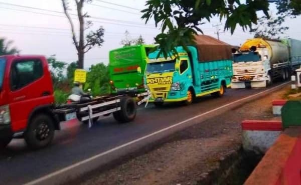 Pembetonan jalan di jalur selatan Brebes mengakibatkan kemacetan. (Suaramerdeka)
