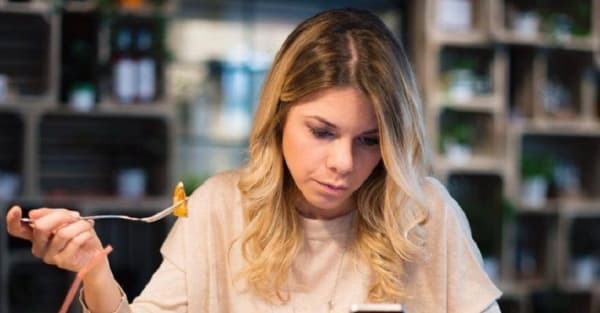 Sahur sendirian menjadi hal lumrah yang dialami anak rantau saat Ramadan. (Independent)