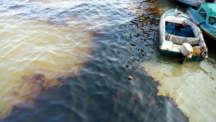 Tumpahan minyak di Balikpapan membuat nelayan nggak bisa melaut. (Cnbcindonesia.com)