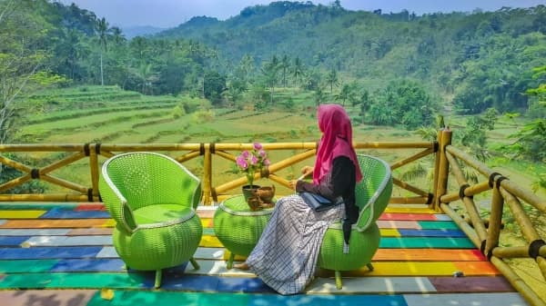 Gardu pandang di lokawisata Akar Seribu Plajan. (Instagram/mj_ocha96)