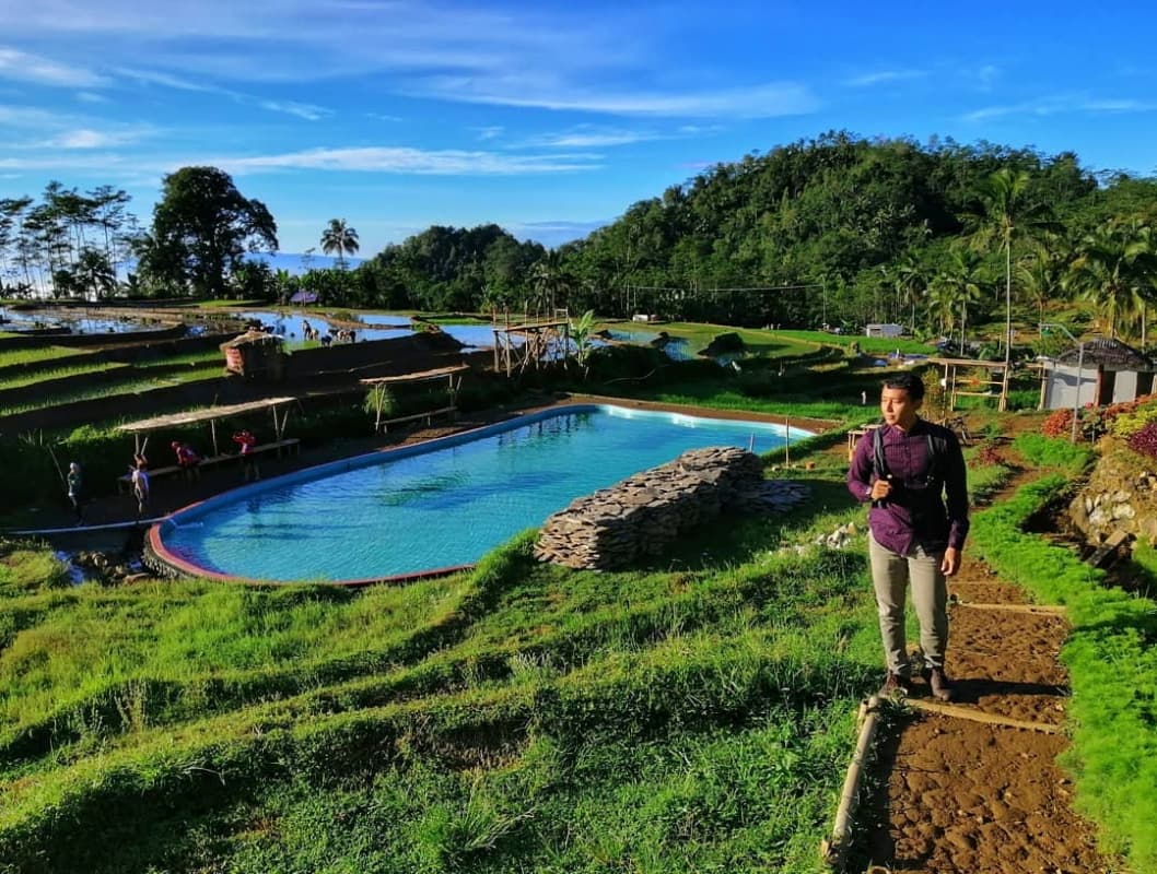 Berjalan-jalan di Kolam Renang Pagubugan. (Instagram/msofyanaffandy)