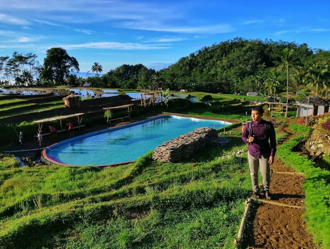 Berjalan-jalan di Kolam Renang Pagubugan. (Instagram/msofyanaffandy)