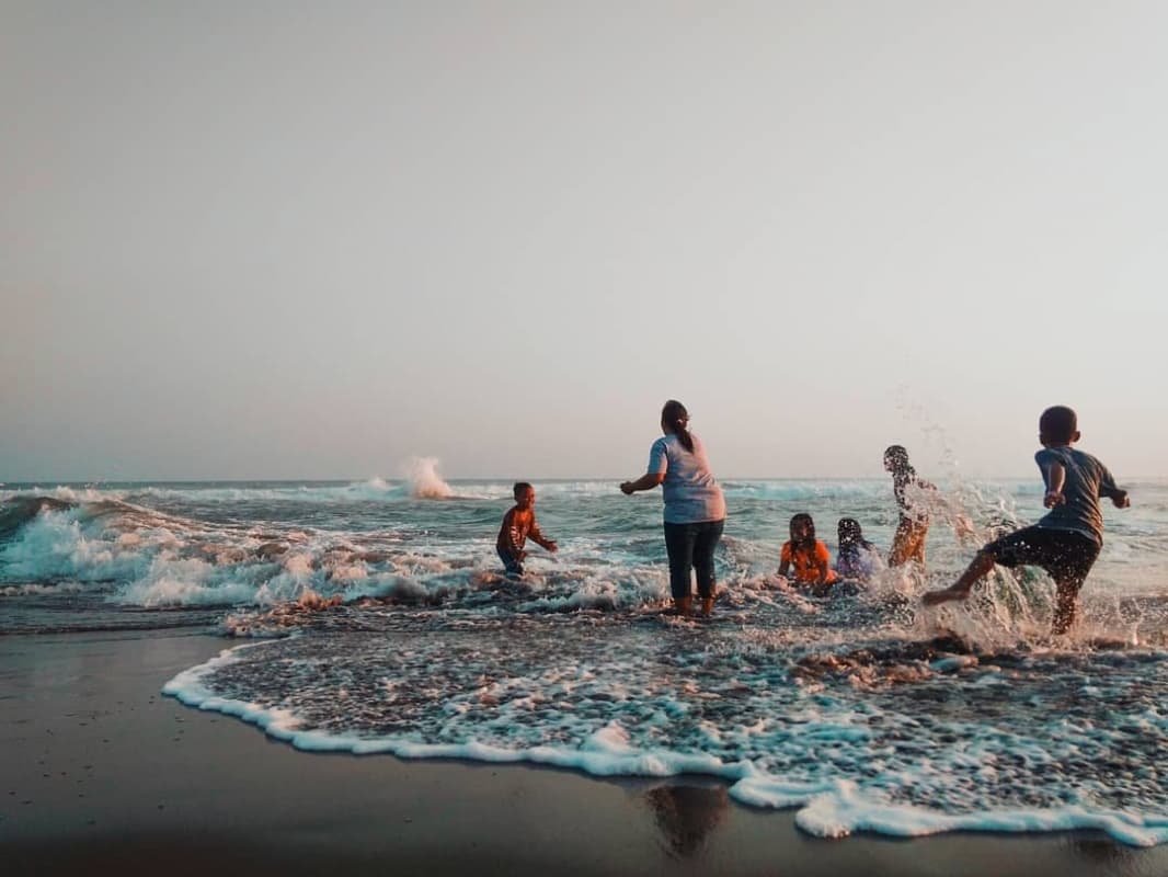 Bermain-main di Pantai Pasir Puncu Purworejo. (Instagram/ndog_godhok)