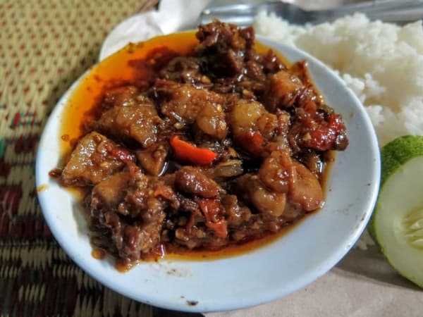 Hm, merahnya cabai dan tomat dalam oseng ini bikin tergoda kan? (Thetravellist)