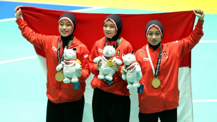 Pesilat beregu putri Indonesia turut menyumbang emas. (Kompas.com/Kristianto Purnomo)