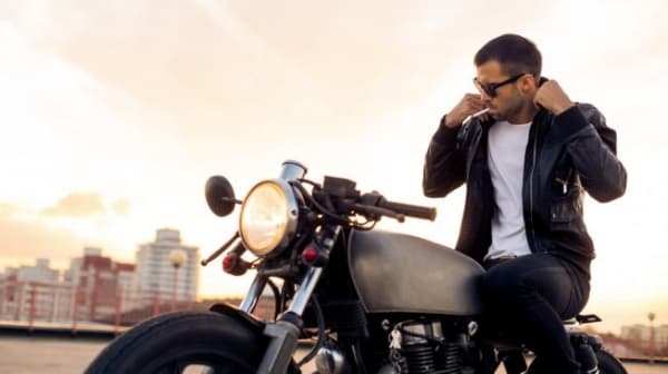 Mengemudi sambil merokok kini dapat dikenakan tilang. (Suara)