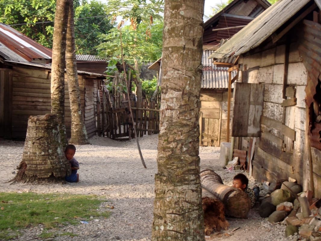 Bersembunyi saat bermain petak umpet. (Entertainmentgeek-jimmy.blogspot)