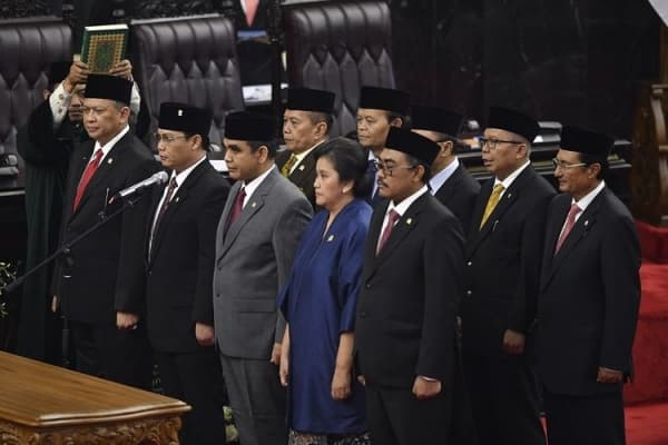 Potret pelantikan 10 pimpinan MPR periode 2019-2024. (Antara foto/Nova Wahyudi)