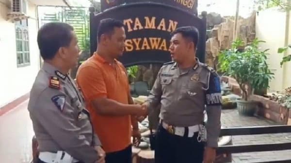 Polisi dan supir ambulans yang sempat cekcok dan viral di media sosial. (Tribunnews)