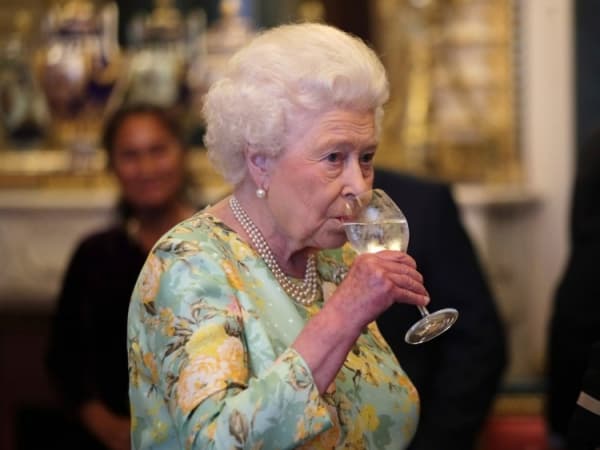 Ratu Elizabeth II larang adanya sampah plastik di Istana Buckingham. (Insider)