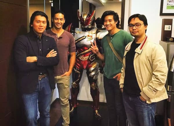 Reino bersama dengan tokoh tokusatsu ciptaannya. (Instagram/@reinobarack)