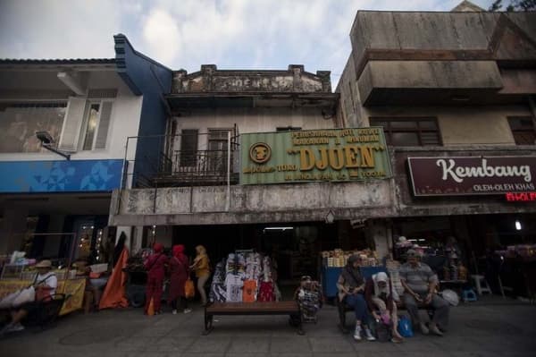 Papan nama toko terkesan klasik ya? (Nationalgeographic.grid/Sigit Pamungkas)