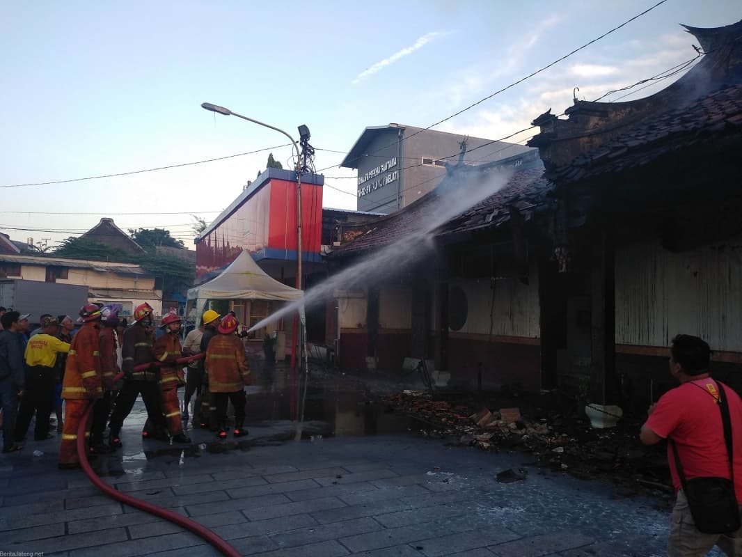Rumah Abu Kong Tik Soe yang terbakar. (Beritajateng)