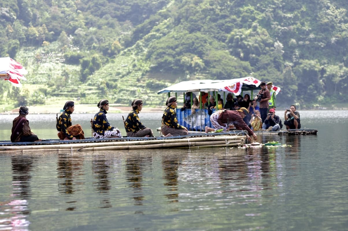 Salah satu prosesi Ruwatan Rambut Gimbal di Desa Wisata Dieng Kulon, Banjarnegara. (Budayajawa)