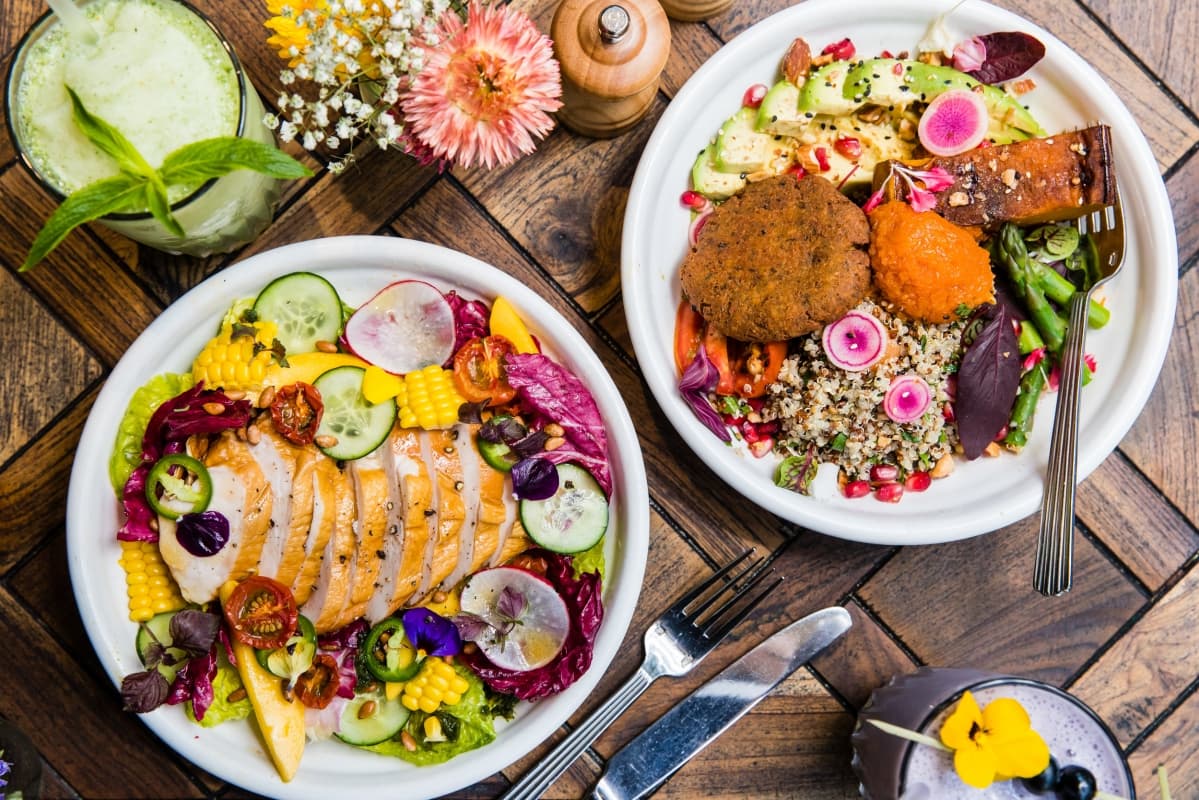 Aneka masakan dengan garnis dan balutan bunga. (Flowerchildcafe)
