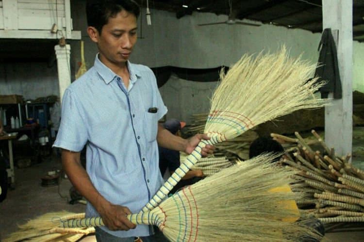 Seorang pekerja sedang menunjukkan sapu Hamada. (Merdeka.com)