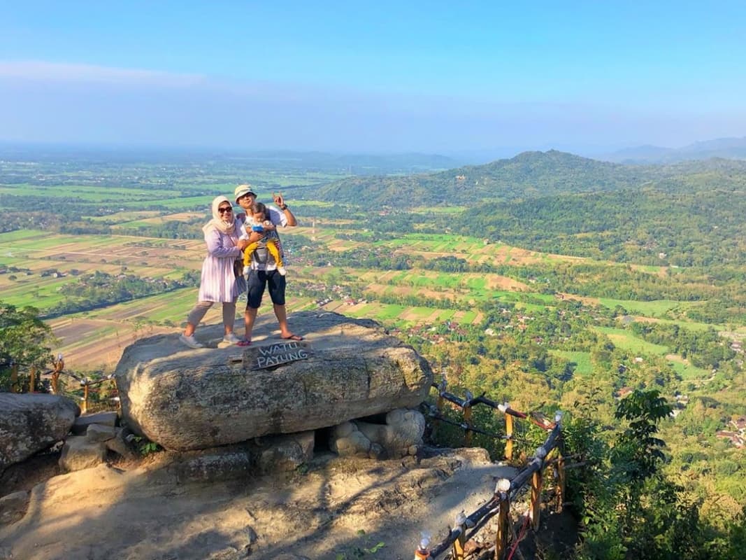 Di atas Watu Payung di Selo Langit, kamu bisa memandang indahnya lanskap Yogyakarta. (Instagram)