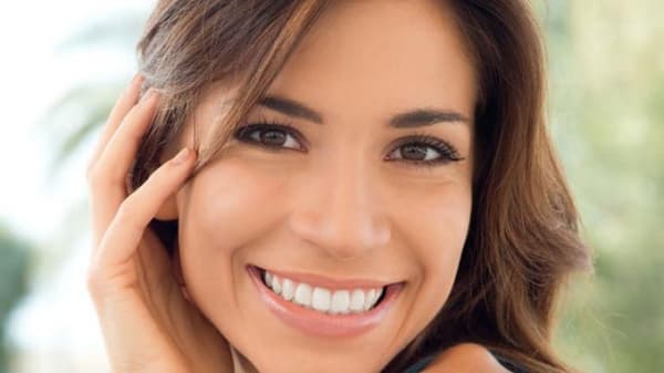 Lemon dan bahan alami lainnya bisa memutihkan gigi jika digunakan secara rutin. (Shutterstock)