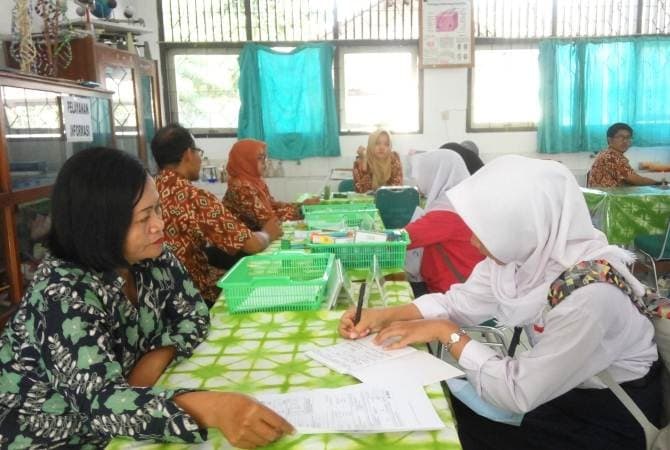 Para siswa ramai membuat SKTM agar dapat masuk sekolah impian. (Jawapos.com)