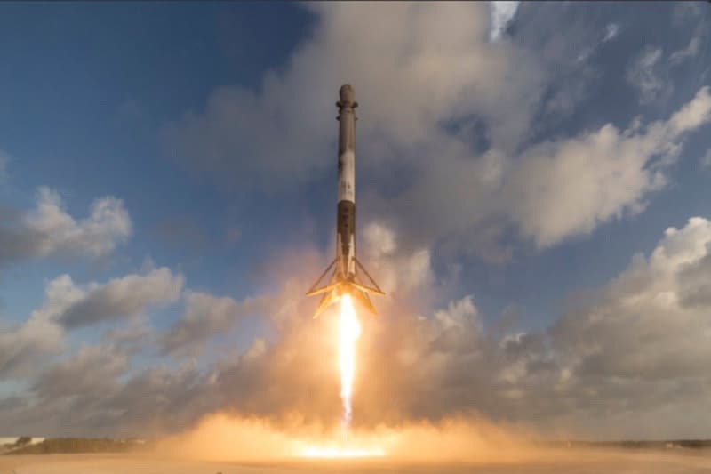 SpaceX luncurkan sepasang satelit untuk mendeteksi peta air. (Nationclip.com)
