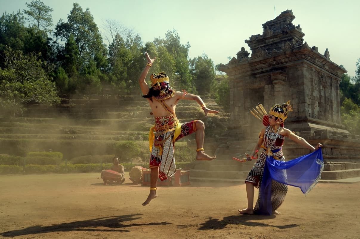 Srikandi (kanan) saat melawan cakil. (Wikimedia)