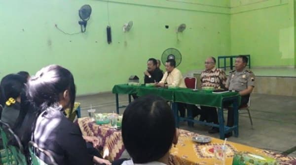Pemkot berikan sosialisasi kepada para pekerja seks komersial (PSK) Sunan Kuning, Selasa (18/6). (Tribun Jateng/Eka Yulianti Fajlin) 