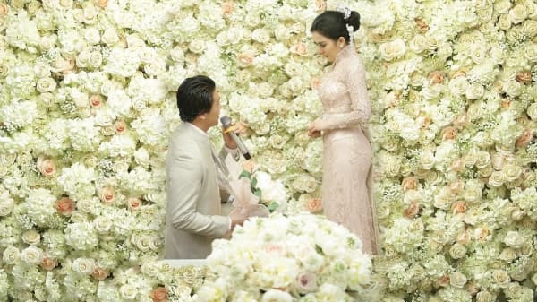 Foto lamaran yang diunggah Syahrini dan Reino Barack. (Instagram.com/princessyahrini)