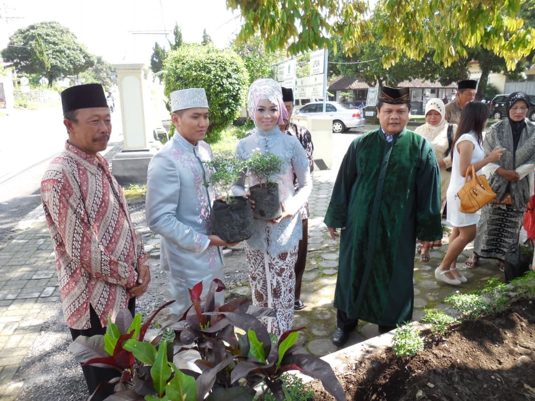 Kedua pengantin menanam pohon. (Kuapakem.blogspot)