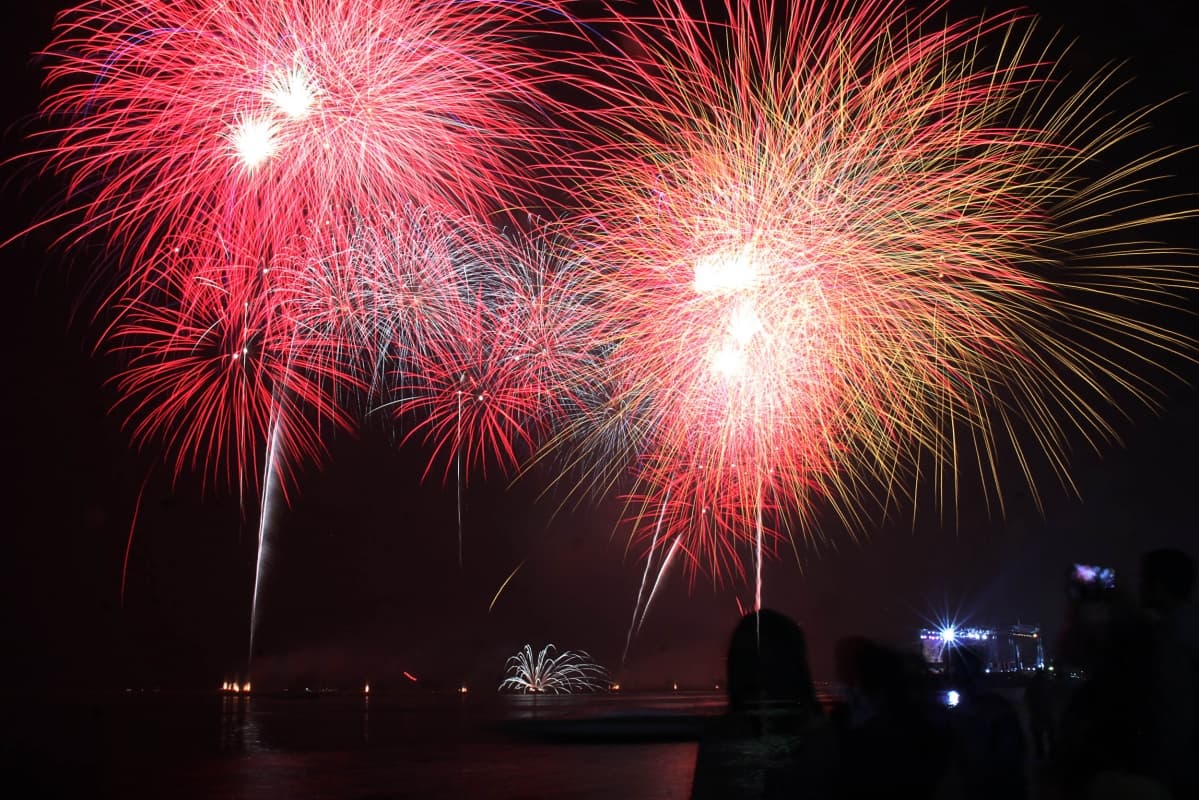 Tahun Baru kerap dirayakan dengan menyalakan kembang api. (Media Indonesia/Galih Pradipta)