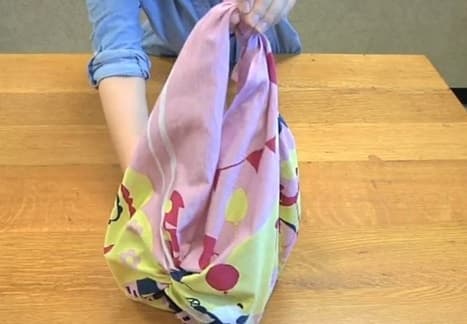 Biar Lebih Berguna, Sulap Kerudung Lamamu Jadi Tas Jinjing, yuk!