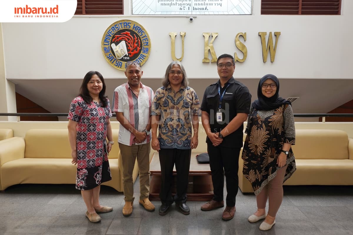 Rektor UKSW Neil Semuel Rupidara (tengah) dan jajaran pimpinan UKSW bersama perwakilan OSC Medcom usai melakukan pertemuan terbatas membahas kelanjutan OSC Medcom 2019, Rabu (24/4/2019). (Inibaru.id/ Ida Fitriyah)