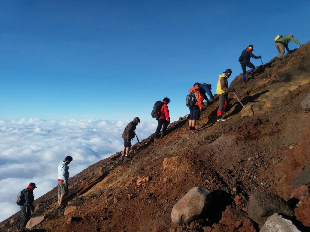 Mendaki Gunung Slamet. (mapalaptm.com)