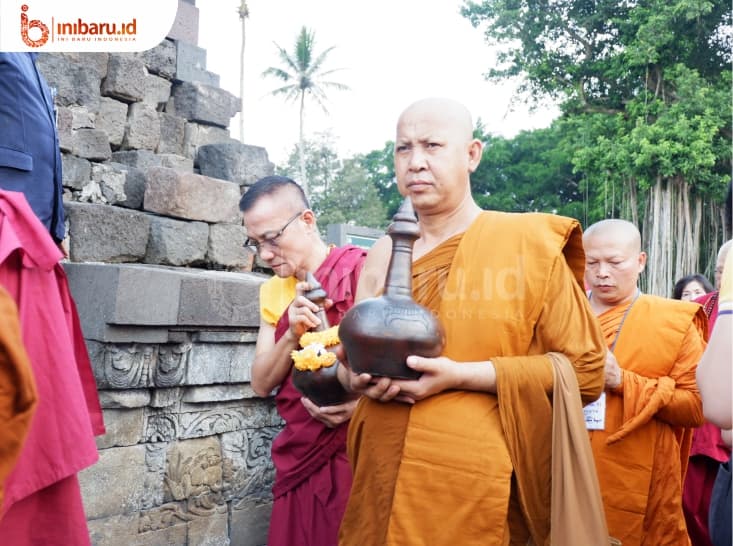 Para biksu membawa Air Berkah yang diambil dari mata air Umbul Jumprit di Temanggung ke Candi Mendut, Magelang. (Inibaru.id/Mayang Istnaini)