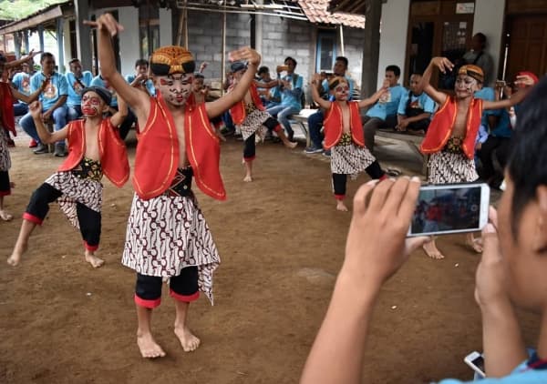 Anak-anak Desa Menari Tanon. (Antara/ Aditya Pradana Putra)