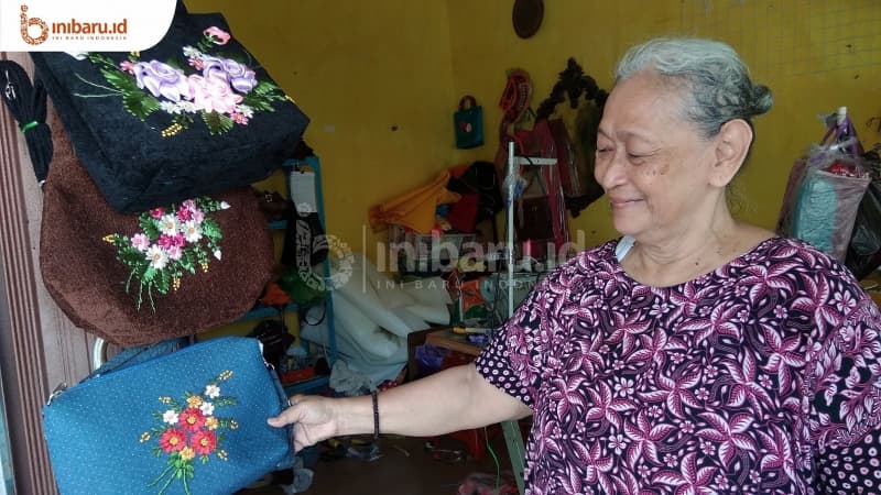 Purwanita, seorang pengrajin makrame dan produk buatannya. (Inibaru.id/Artika Sari