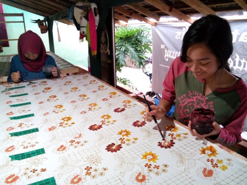 Seniman-seniman cilik asuhan Anjani menyelesaikan pembuatan kain batik bantengan di Sanggar Andhaka. (Astra International)