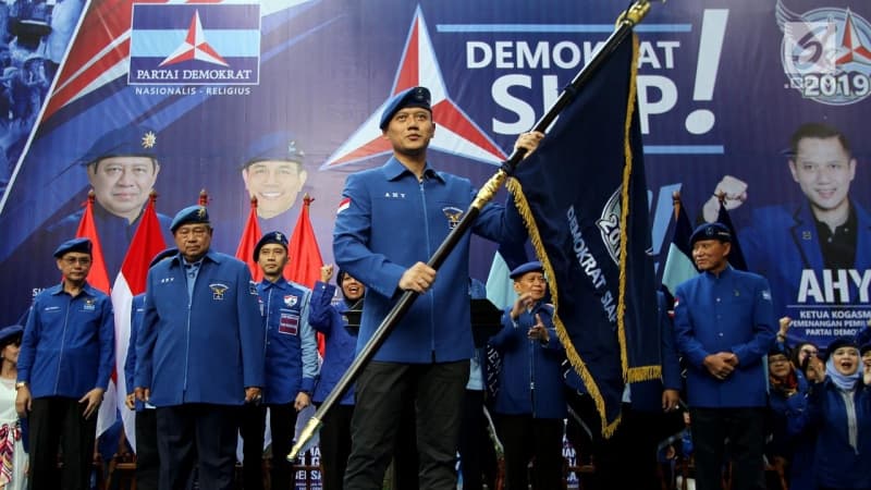 Agus Harimurti Yudhoyono (AHY) memegang bendera saat pengukuhan sebagai Komandan Satuan Tugas Bersama (Kogasma) oleh Ketua Umum Partai Demokrat Susilo Bambang Yudhoyono untuk Pemilukada dan Pilpres 2019, Jakarta, Sabtu (17/2). (Liputan6.com/Johan Tal