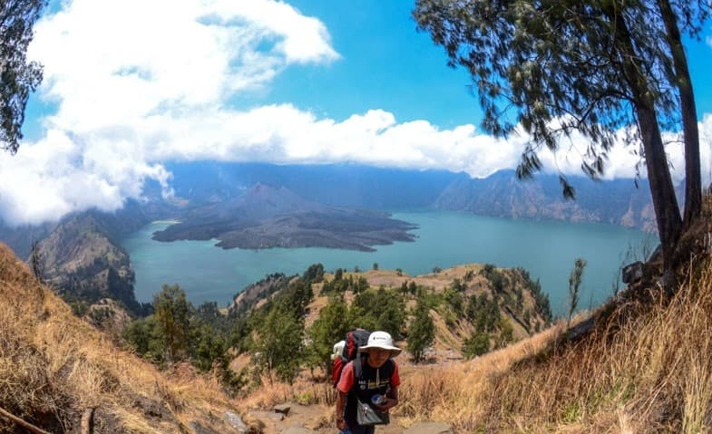 Seorang wisatawan saat mendaki Gunung Rinjani, beberapa waktu lalu. (Lombok Post/Ivan)