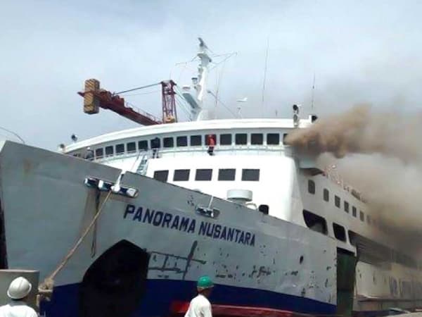 Kapal Panorama Nusantara yang terbakar di Tanjung Emas Semarang. (IDN Times)