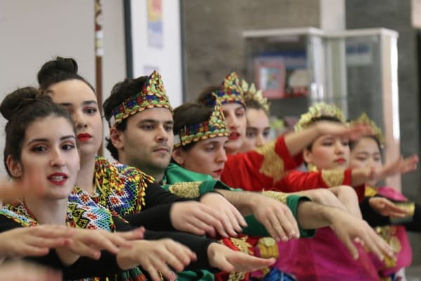 Para pelajar di Lisabon menarikan tari tradisional saat Hari Asia Tenggara di KBRI Lisabon. (IDNtimes/KBRI Lisabon))