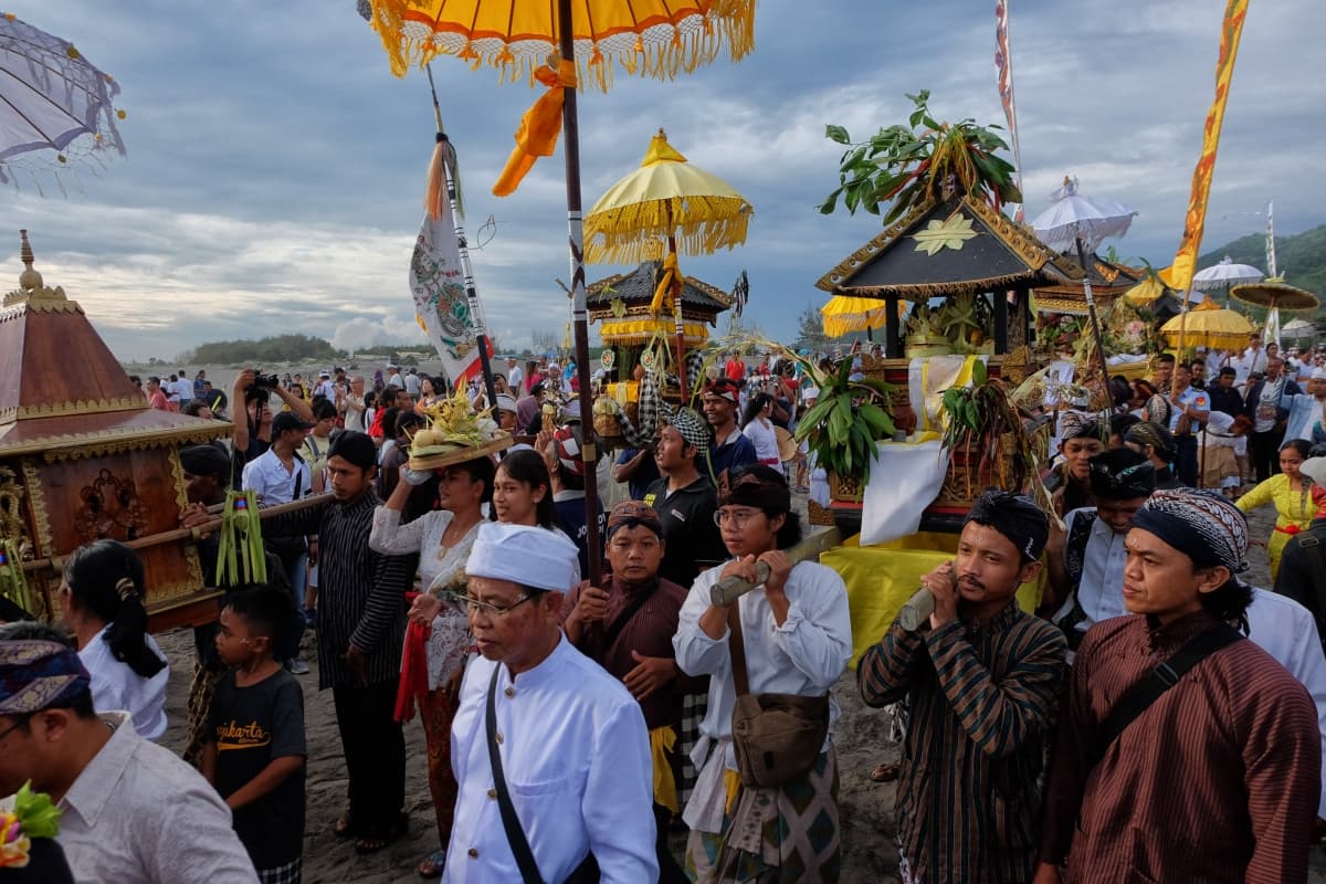 Umat Hindu di Yogyakarta menggelar Melasti di Parangkusumo. (Gudeg.net)