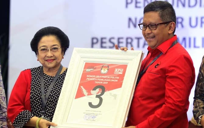 Ketua Umum PDIP Megawati Soekarnoputri bersama Sekjen Hasto saat menerima undian nomor urut parpol peserta pemilu 2019 di KPU. (Jawapos.com/Issak)