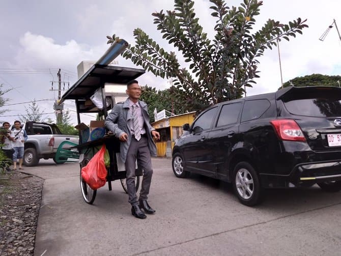 Rinto, Abang Bakso yang Berpenampilan Ala James Bond