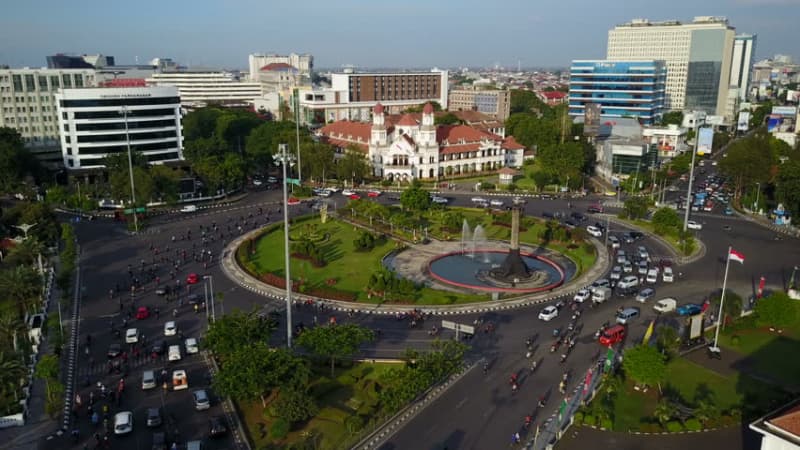 Tugu Muda Semarang dan kesibukan yang menyertainya. (shutterstock)