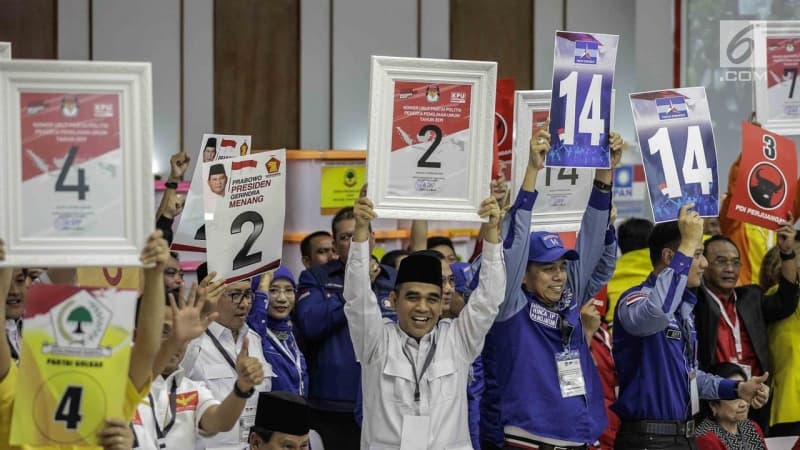 Pendukung peserta partai politik dari PDIP, Demokrat, Gerindra, dan Berkarya menunjukkan nomor parpol sambil meneriakkan yel-yel seusai pengambilan nomor urut peserta pemilu 2019 di KPU, Jakarta, Minggu (18/2). (Liputan6.com/Faizal Fanani)