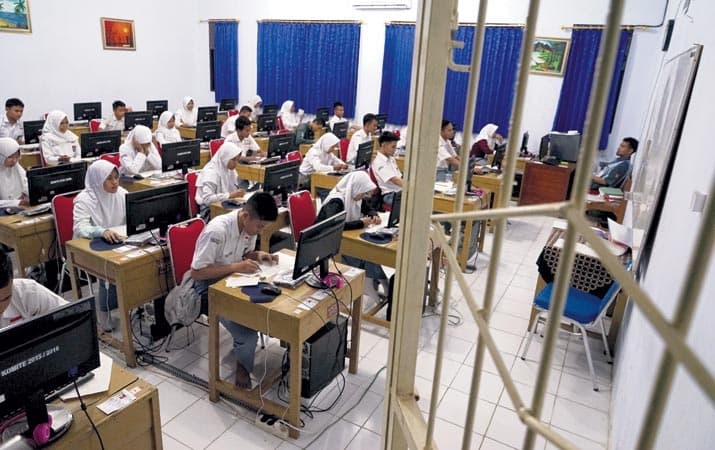 Para siswa di Purbalingga mengalami kendala saat mengerjakan soal UNBK. (Analisadaily.com)